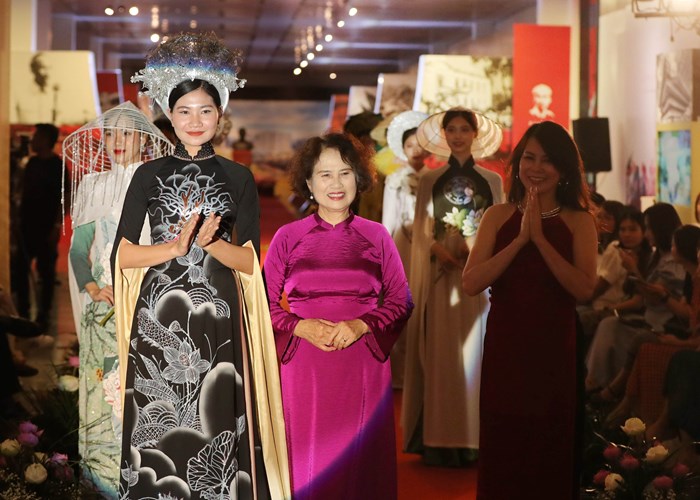 Sen trong đời sống văn hóa Việt - Anh 3