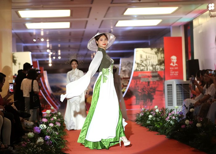 Sen trong đời sống văn hóa Việt - Anh 6
