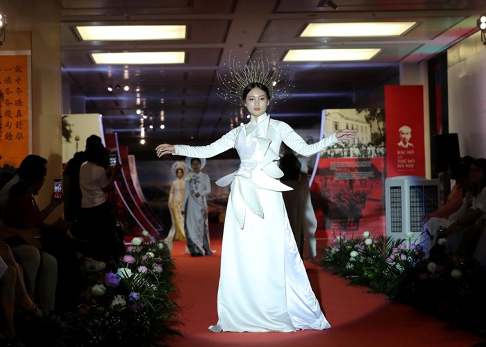 Sen trong đời sống văn hóa Việt - Anh 7
