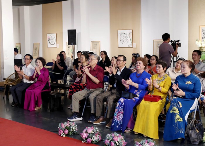 Sen trong đời sống văn hóa Việt - Anh 9