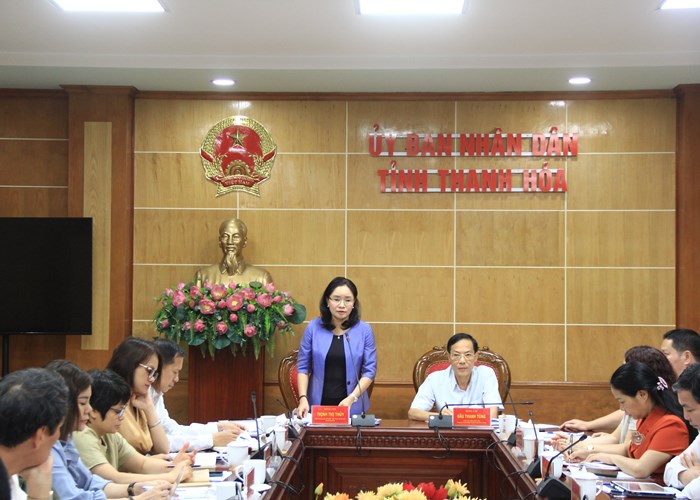 Thứ trưởng Trịnh Thị Thủy: Thanh Hoá quan tâm, đầu tư hơn nữa cho văn hóa nói chung và Phong trào TDĐKXDĐSVH nói riêng - Anh 1