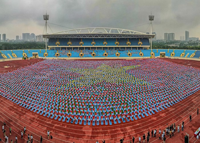 5.000 người đồng diễn yoga, xác lập hai kỷ lục Việt Nam - Anh 1