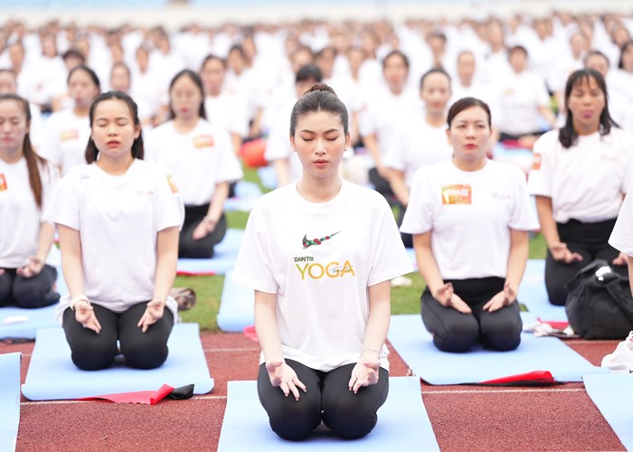 5.000 người đồng diễn yoga, xác lập hai kỷ lục Việt Nam - Anh 9