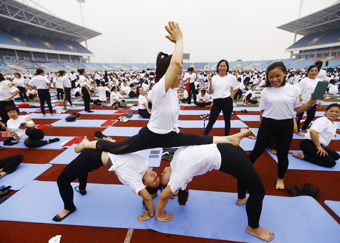 5.000 người đồng diễn yoga, xác lập hai kỷ lục Việt Nam - Anh 10