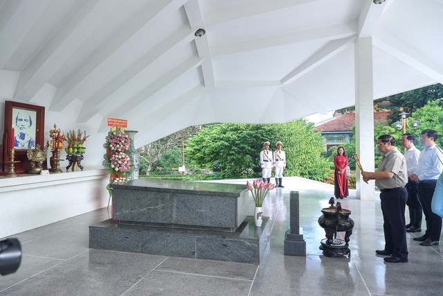 Thủ tướng dâng hương tại Khu di tích quốc gia Nguyễn Sinh Sắc - Anh 1
