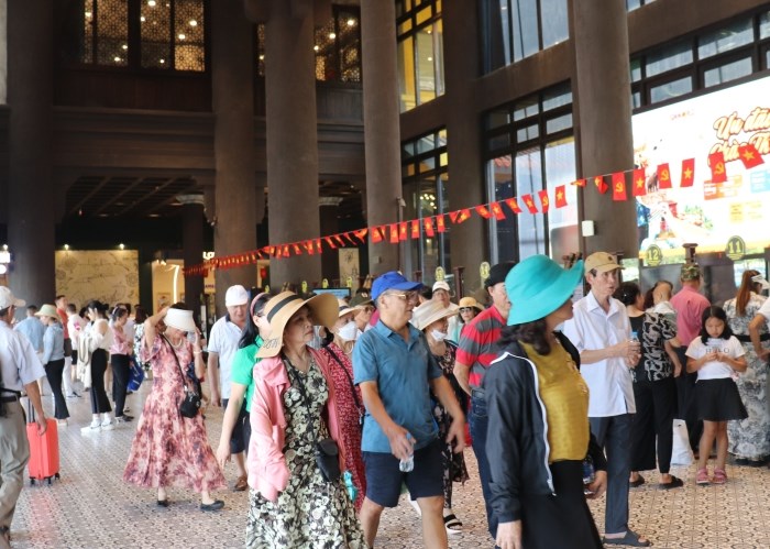 Lượng khách đến Quảng Ninh dịp nghỉ lễ tăng khoảng 30-50% - Anh 2