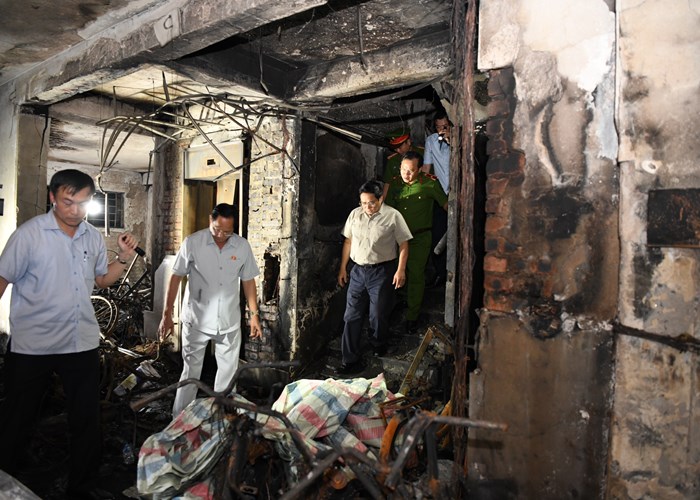 Thủ tướng thị sát hiện trường vụ cháy đặc biệt nghiêm trọng tại Hà Nội - Anh 3