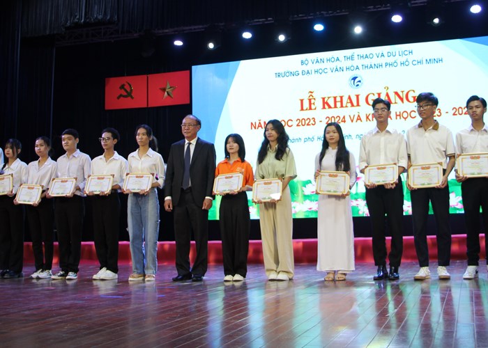 Hơn 900 tân sinh viên Trường ĐH Văn hóa TP.HCM khai giảng năm học mới - Anh 3
