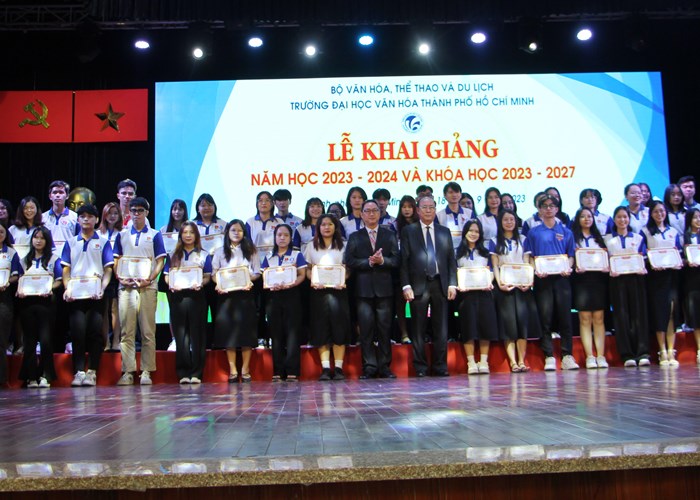 Hơn 900 tân sinh viên Trường ĐH Văn hóa TP.HCM khai giảng năm học mới - Anh 4