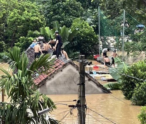 Nghệ An: Lũ dâng ngập phòng trọ, 40 học sinh Trường THPT Quỳ Châu trèo lên nóc nhà cầu cứu - Anh 1