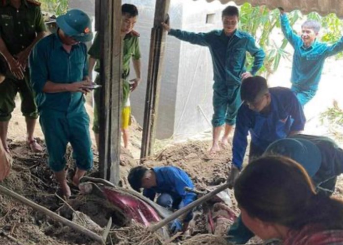Nghệ An: Lũ dâng ngập phòng trọ, 40 học sinh Trường THPT Quỳ Châu trèo lên nóc nhà cầu cứu - Anh 4