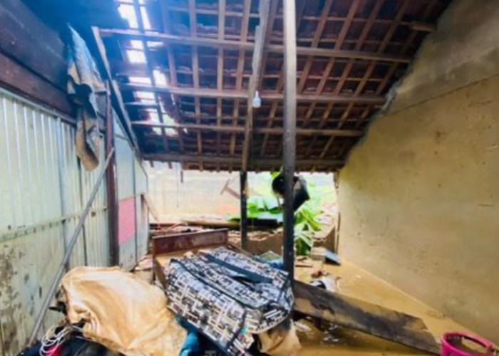 Nghệ An: Lũ dâng ngập phòng trọ, 40 học sinh Trường THPT Quỳ Châu trèo lên nóc nhà cầu cứu - Anh 2