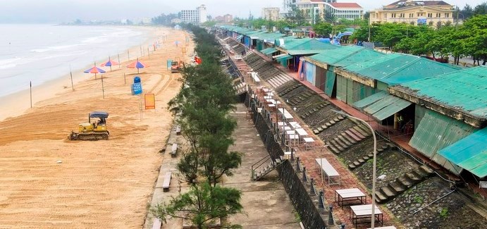Giải tỏa dãy ki-ốt chắn bãi biển đẹp nhất Hà Tĩnh - Anh 1
