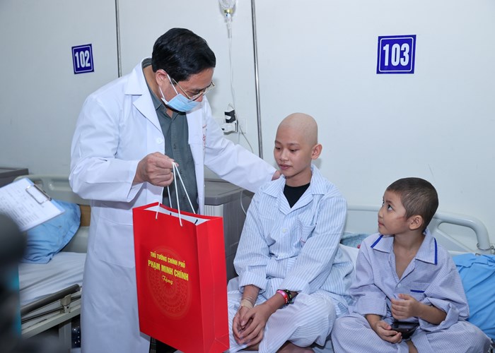 Thủ tướng thăm, tặng qua các bệnh nhi đang điều trị tại Viện Huyết học -Truyền máu TƯ nhân dịp Tết Trung thu - Anh 2