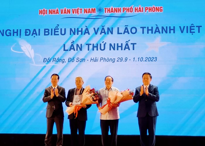 Các nhà văn Việt Nam góp phần bảo vệ nền văn hóa của dân tộc - Anh 5