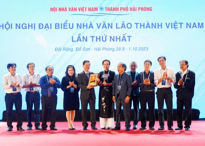 Các nhà văn Việt Nam góp phần bảo vệ nền văn hóa của dân tộc - Anh 4