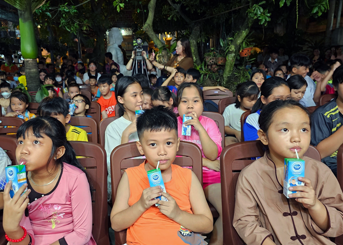 Sữa Cô gái Hà Lan thắp sáng niềm vui Tết Trung thu cho trẻ em tỉnh Bình Dương - Anh 2
