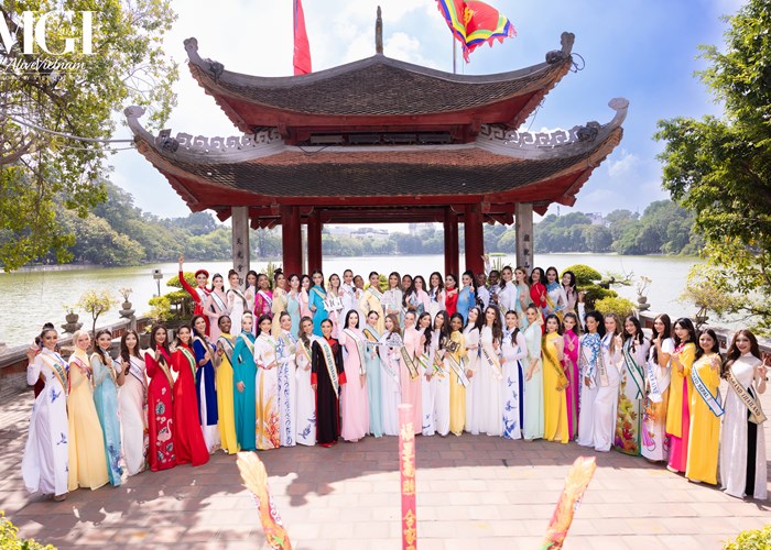 Thí sinh Miss Grand International mặc áo dài tham quan di tích lịch sử tại Hà Nội