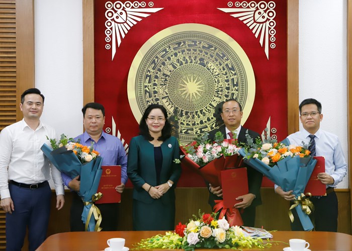 Thứ trưởng Bộ VHTTDL Trịnh Thị Thủy trao quyết định bổ nhiệm cán bộ - Anh 1