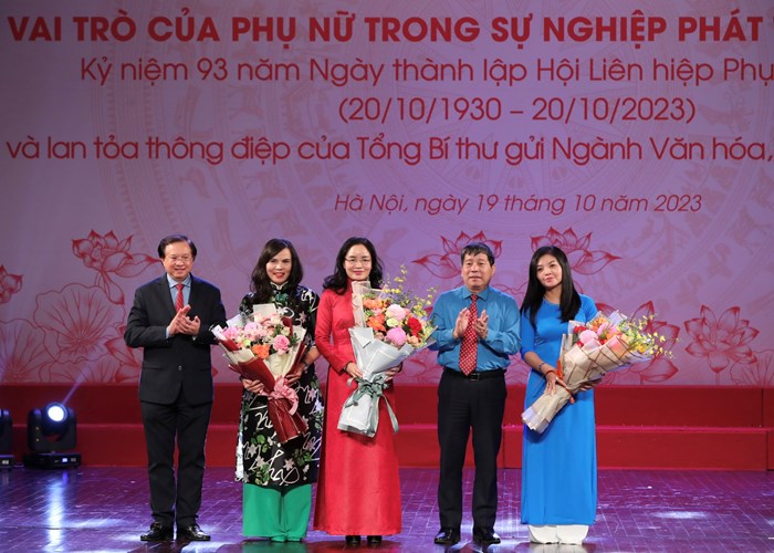 Nêu cao vai trò của phụ nữ trong sự nghiệp gìn giữ, phát triển văn hoá - Anh 3