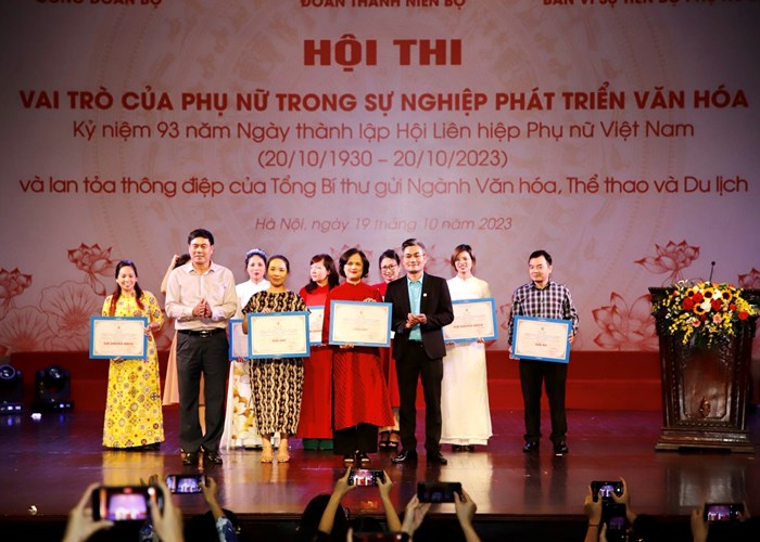 Nêu cao vai trò của phụ nữ trong sự nghiệp gìn giữ, phát triển văn hoá - Anh 10