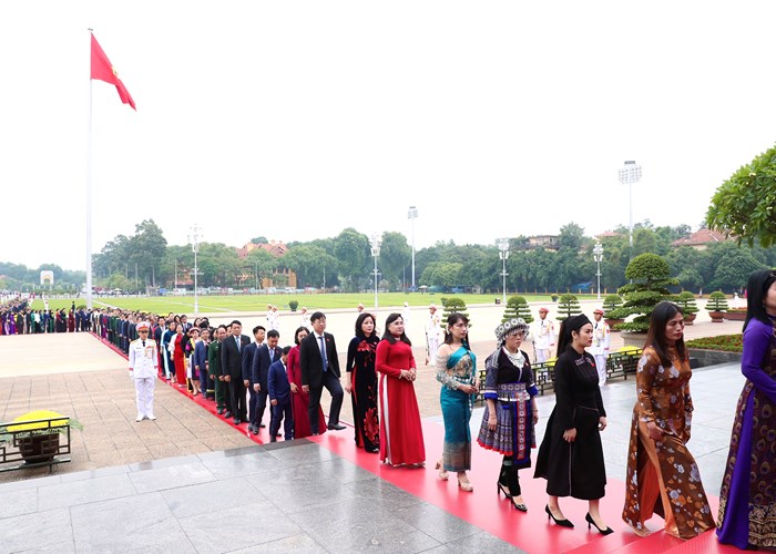 Đại biểu Quốc hội vào Lăng viếng Chủ tịch Hồ Chí Minh - Anh 7