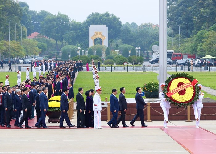 Đại biểu Quốc hội vào Lăng viếng Chủ tịch Hồ Chí Minh - Anh 1