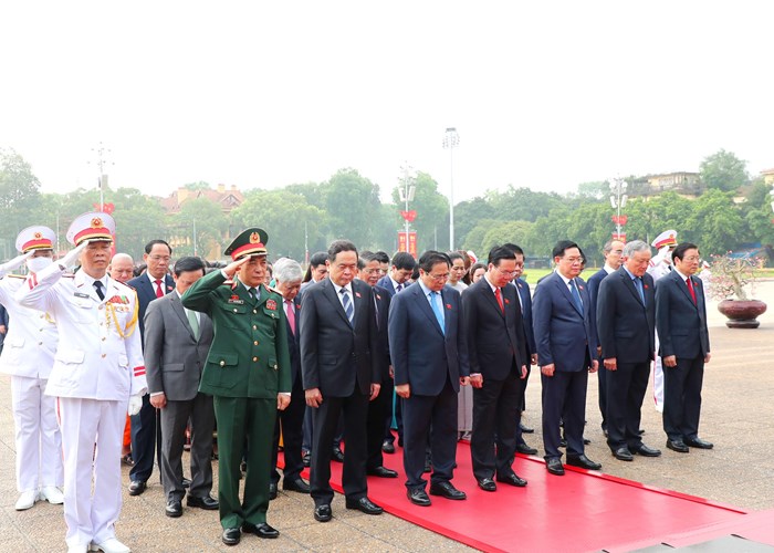 Đại biểu Quốc hội vào Lăng viếng Chủ tịch Hồ Chí Minh - Anh 2