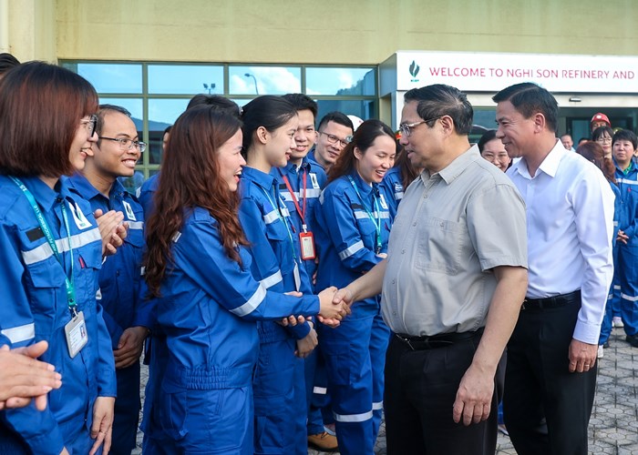Thủ tướng dâng hoa, dâng hương Chủ tịch Hồ Chí Minh, thăm và làm việc tại Khu kinh tế Nghi Sơn - Anh 5