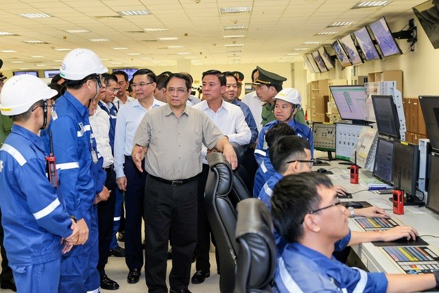 Thủ tướng dâng hoa, dâng hương Chủ tịch Hồ Chí Minh, thăm và làm việc tại Khu kinh tế Nghi Sơn - Anh 4