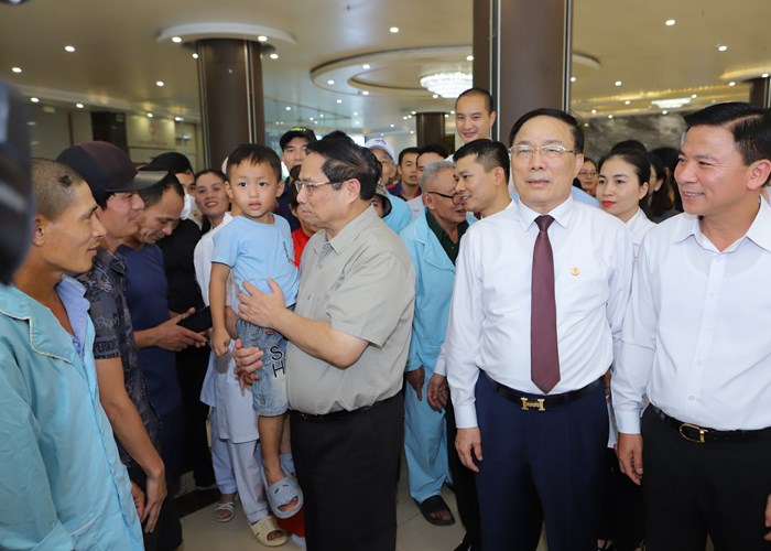 Thủ tướng dâng hoa, dâng hương Chủ tịch Hồ Chí Minh, thăm và làm việc tại Khu kinh tế Nghi Sơn - Anh 10