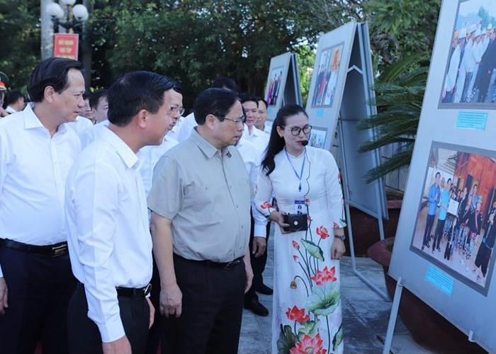 Thủ tướng dâng hoa, dâng hương Chủ tịch Hồ Chí Minh, thăm và làm việc tại Khu kinh tế Nghi Sơn - Anh 3