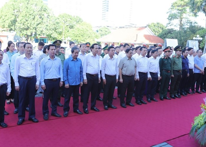 Thủ tướng dâng hoa, dâng hương Chủ tịch Hồ Chí Minh, thăm và làm việc tại Khu kinh tế Nghi Sơn - Anh 1