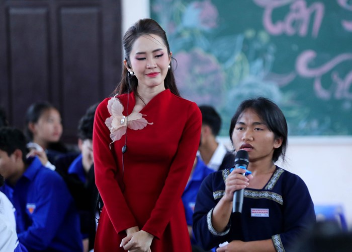 Doãn Quốc Đam bất ngờ gặp nhiều “fan” trên phố núi Đà Lạt - Anh 11