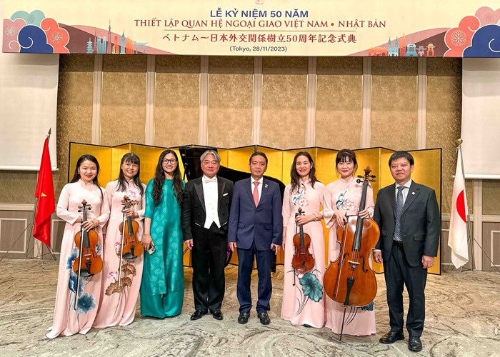 Triển lãm ảnh và chương trình hòa nhạc đặc biệt kỷ niệm 50 năm thiết lập quan hệ ngoại giao Việt Nam - Nhật Bản - Anh 8