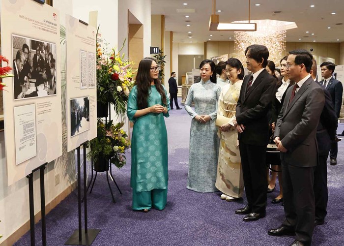Triển lãm ảnh và chương trình hòa nhạc đặc biệt kỷ niệm 50 năm thiết lập quan hệ ngoại giao Việt Nam - Nhật Bản - Anh 9