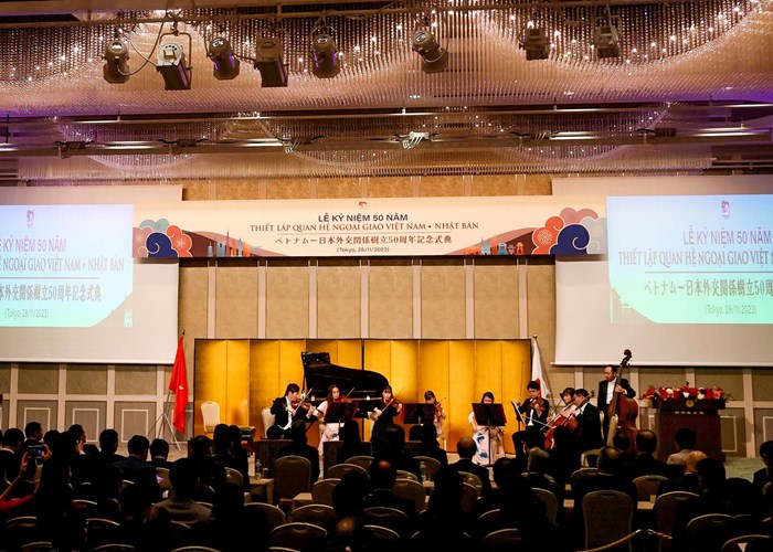 Triển lãm ảnh và chương trình hòa nhạc đặc biệt kỷ niệm 50 năm thiết lập quan hệ ngoại giao Việt Nam - Nhật Bản - Anh 5