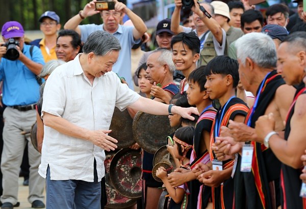 Đại tướng Tô Lâm làm việc với lãnh đạo tỉnh Kon Tum về công tác tổ chức Ngày hội văn hóa các dân tộc vùng Tây Nguyên - Anh 5