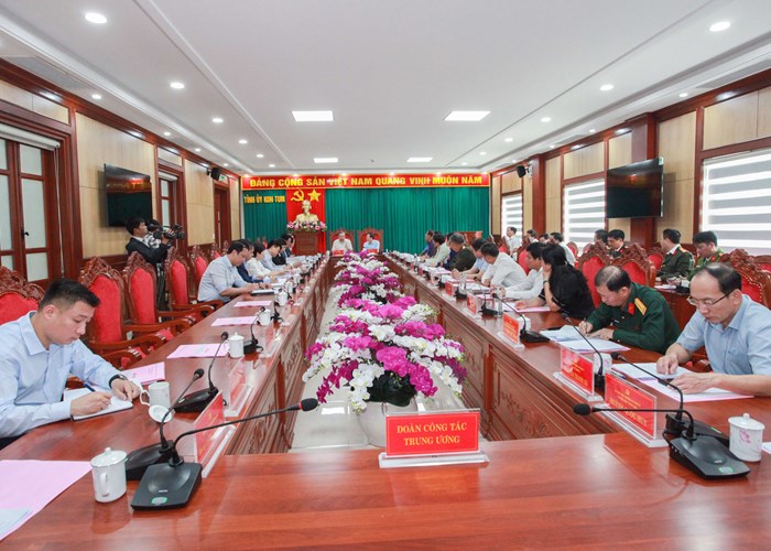 Đại tướng Tô Lâm làm việc với lãnh đạo tỉnh Kon Tum về công tác tổ chức Ngày hội văn hóa các dân tộc vùng Tây Nguyên - Anh 3