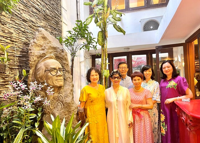 Hội Di sản Văn hóa Việt Nam trao bằng khen cho NTK Áo dài Trịnh Hoàng Diệu - Anh 2