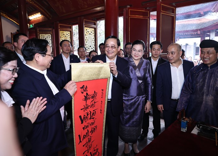 Thủ tướng Việt Nam – Lào và hai phu nhân thăm Di tích quốc gia đặc biệt hồ Hoàn Kiếm và đền Ngọc Sơn - Anh 3