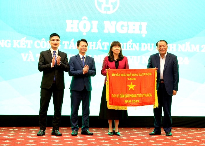 Bộ trưởng Nguyễn Văn Hùng: Hà Nội cần phát huy vai trò là trung tâm điều tiết khách du lịch cả nước - Anh 1