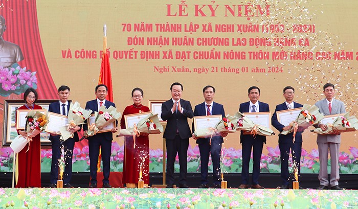 Chủ tịch Quốc hội dự lễ kỷ niệm đón nhận Huân chương Lao động hạng Ba của xã Nghi Xuân, Nghệ An - Anh 2