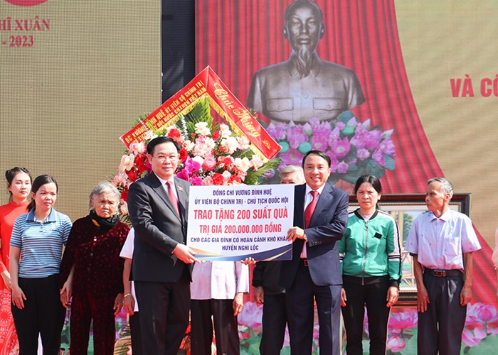 Chủ tịch Quốc hội dự lễ kỷ niệm đón nhận Huân chương Lao động hạng Ba của xã Nghi Xuân, Nghệ An - Anh 3