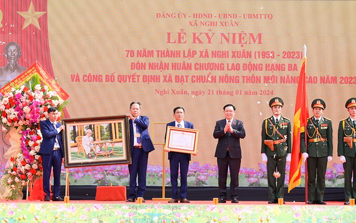 Chủ tịch Quốc hội dự lễ kỷ niệm đón nhận Huân chương Lao động hạng Ba của xã Nghi Xuân, Nghệ An - Anh 1