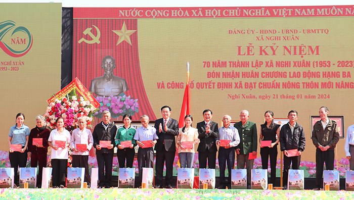 Chủ tịch Quốc hội dự lễ kỷ niệm đón nhận Huân chương Lao động hạng Ba của xã Nghi Xuân, Nghệ An - Anh 4