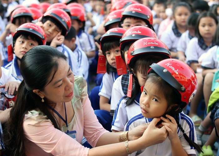 Trao tặng mũ bảo hiểm đạt chuẩn chất lượng cho học sinh tiểu học tỉnh Long An - Anh 2