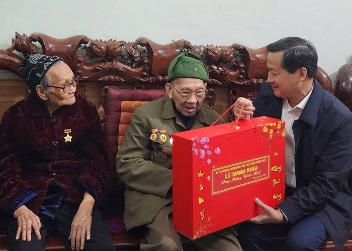 Phó Thủ tướng Lê Minh Khái thăm, tặng quà gia đình chính sách tỉnh Điện Biên - Anh 2