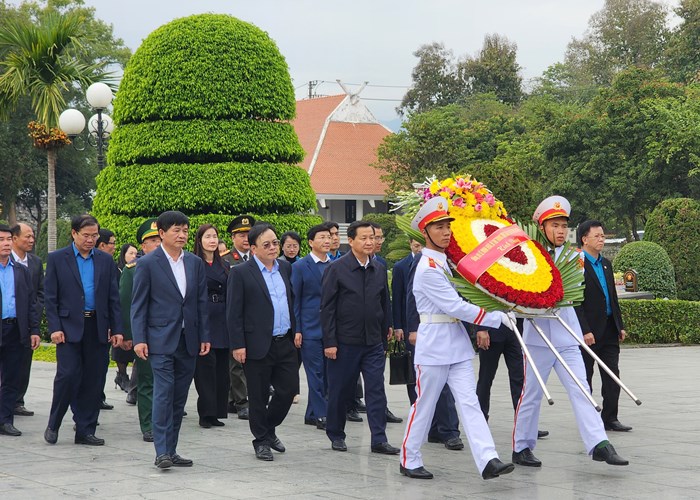 Phó Thủ tướng Lê Minh Khái thăm, tặng quà gia đình chính sách tỉnh Điện Biên - Anh 1