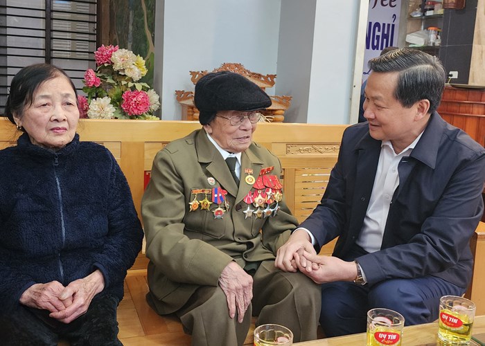 Phó Thủ tướng Lê Minh Khái thăm, tặng quà gia đình chính sách tỉnh Điện Biên - Anh 3